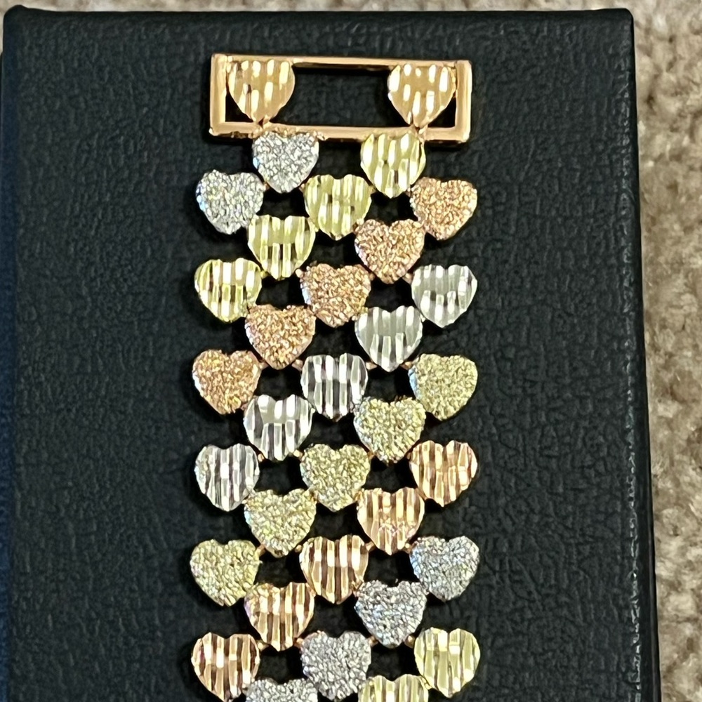 Beautiful Danbury Mint heart bracelet. Gold, silver and rose gold tones. - Picture 8 of 11